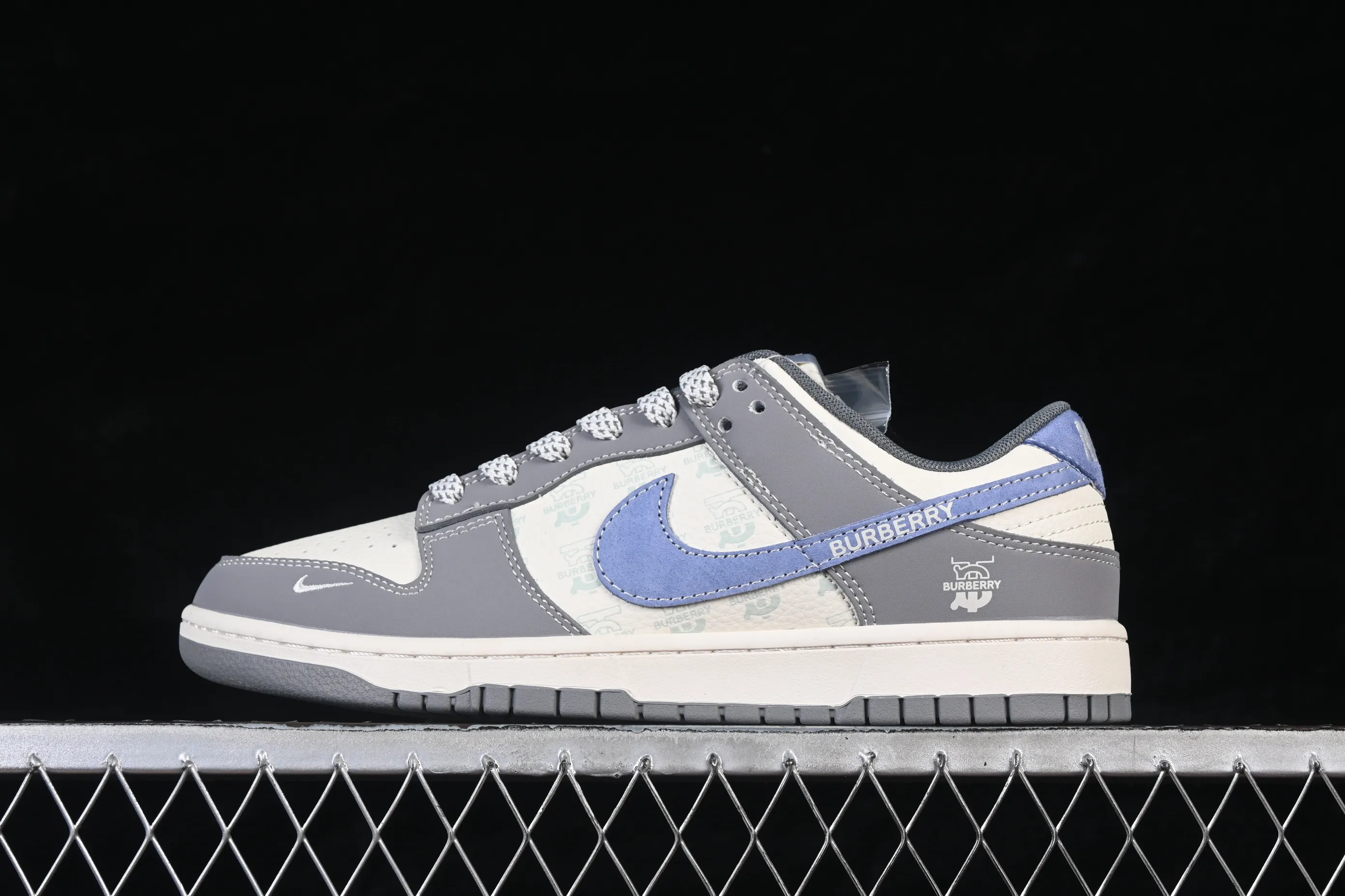 All categories Nk SB Dunk Series Nk SB Dunk Low High-end customized low-top sneakers Nike SB Dunk Low Burberry co-branded gray and blue stitching Anniversary high-end customized low-top casual sneakers JP1628-035